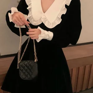 Robe Noire à Col Claudine Blanc