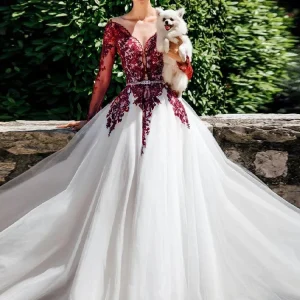 Robe de Mariée Blanche et Bordeaux
