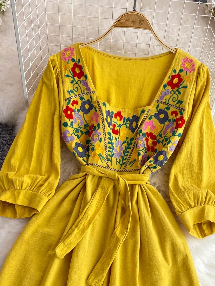 Robe Kabyle à Col Carré Jaune
