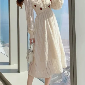 Robe en Laine Chic Brodée